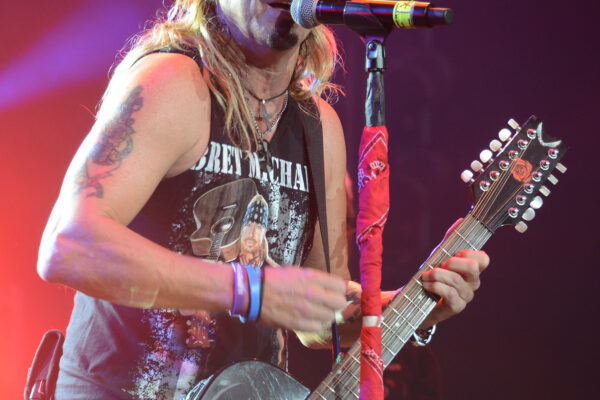Bret Michaels adia turnê após cirurgia 'complicada' de cálculo renal aos 61 anos