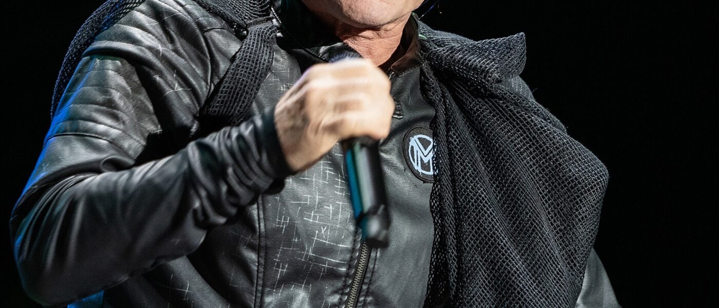 Bruce Dickinson revela bastidores hilariante de participação surpresa com Billie Joe Armstrong no Green Day