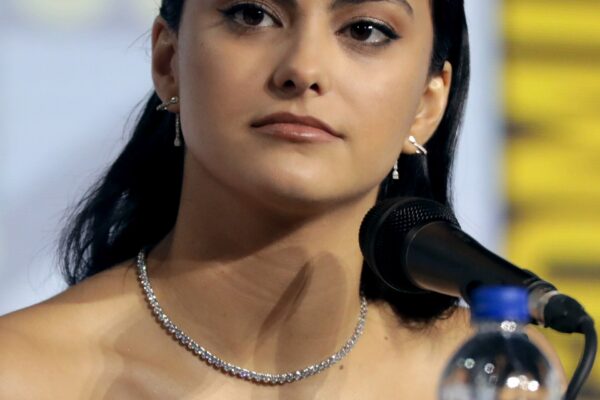 Camila Mendes revela luta contra transtorno alimentar e ataques de pânico nos bastidores de Riverdale