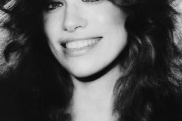 Carly Simon revela diagnóstico de Parkinson's aos 83 anos