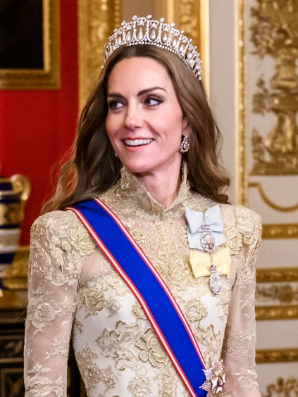 Kate Middleton quebra em lágrimas ao encontrar paciente que venceu câncer em hospital inglês