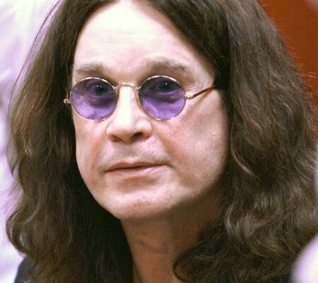 Aos 75 anos, Ozzy Osbourne ganha casa mal-assombrada com seu nome em parques Universal