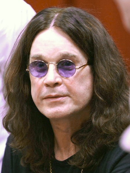 Aos 75 anos, Ozzy Osbourne ganha casa mal-assombrada com seu nome em parques Universal