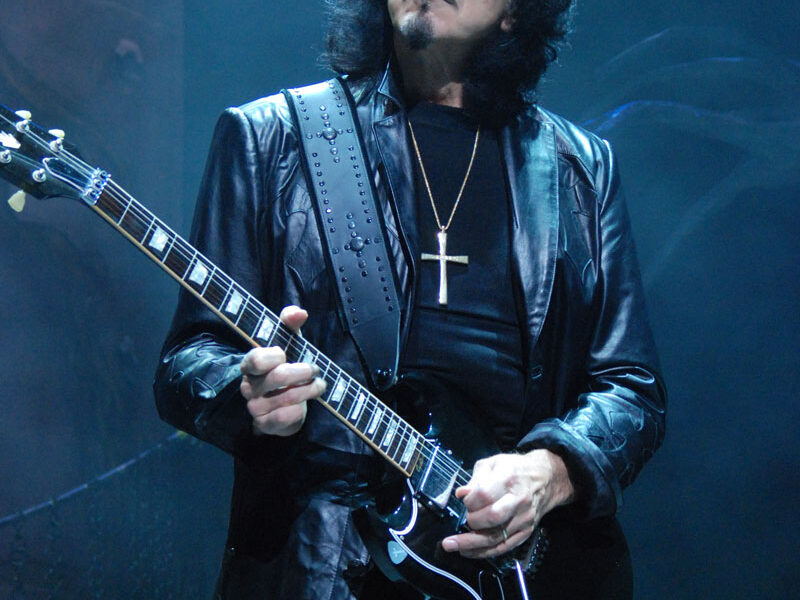 Tony Iommi revela Brian May como único convidado especial em ‘From the Dark’