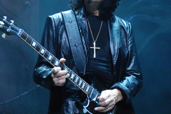 Aos 79 anos, Tony Iommi anuncia primeiro álbum solo em 20 anos com o single ‘World Alone’
