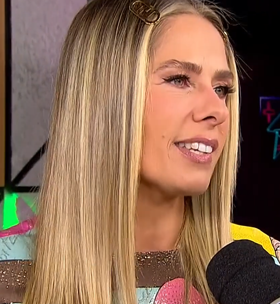 Adriane Galisteu se emociona ao deixar filho em internato na Suíça e abre o coração sobre decisão