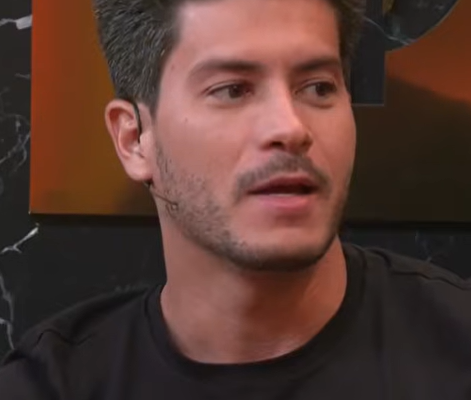 Arthur Aguiar anuncia 3º filho com Jheny Santucci; casal mostra barriguinha da gravidez