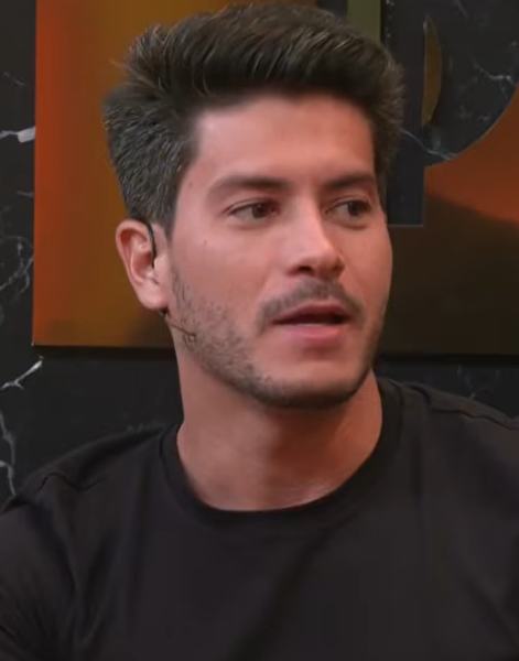 Arthur Aguiar anuncia 3º filho com Jheny Santucci; casal mostra barriguinha da gravidez