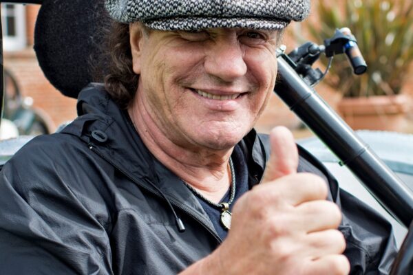 Brian Johnson passa por susto com canhão em show do AC/DC em Vegas