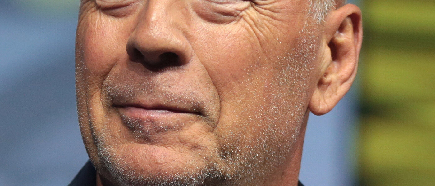 Bruce Willis marca presença emocionante no casamento da filha apesar de diagnóstico de demência