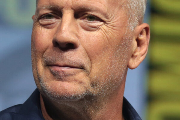 Bruce Willis marca presença emocionante no casamento da filha apesar de diagnóstico de demência