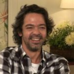 Bruno Mazzeo transforma sala de casa em cenário de sucesso com indicação ao Emmy Internacional
