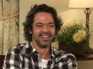 Bruno Mazzeo transforma sala de casa em cenário de sucesso com indicação ao Emmy Internacional