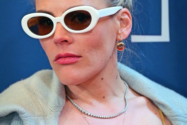 Aos 47 anos, Busy Philipps, de 'As Branquelas', descobre tumor cerebral e passa por duas cirurgias