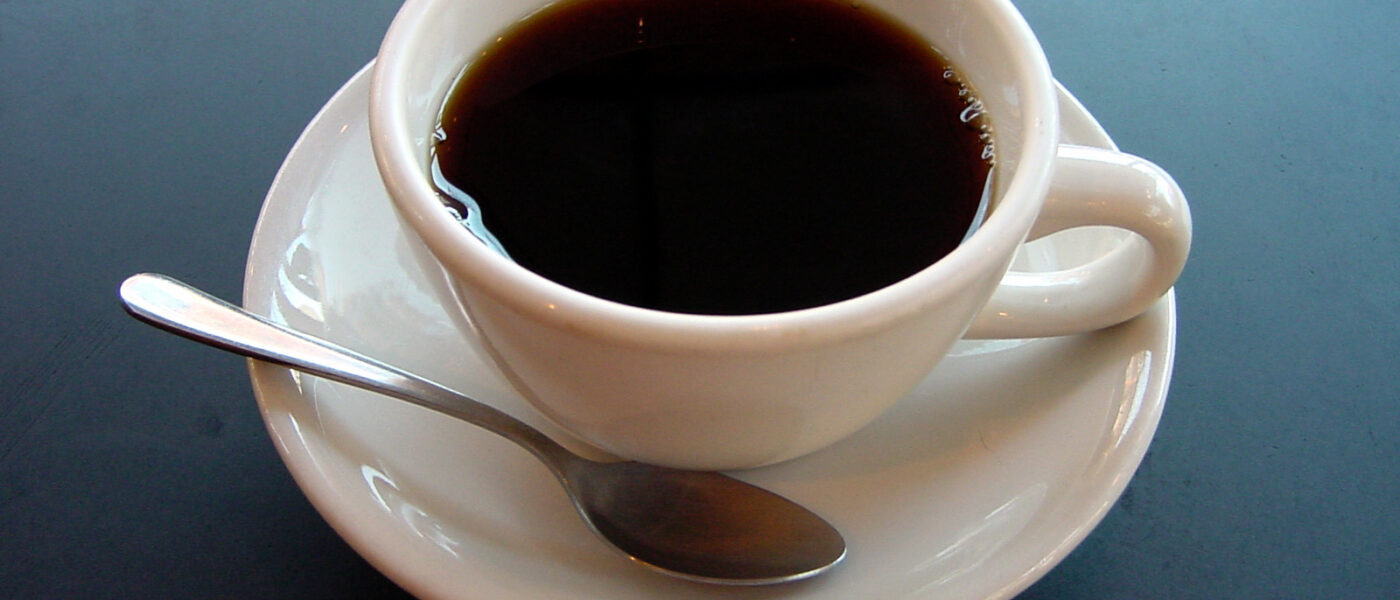 Café caseiro ganha fama como solução rápida para disfarçar cabelos brancos