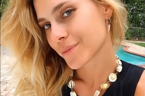Aos 18 anos, filho de Carolina Dieckmmann surge em foto rara com a mãe e semelhança chama atenção