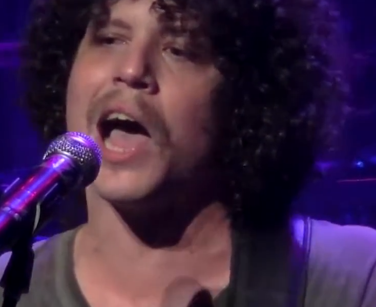 Chico Chico une Belchior e Beatles em mashup que virou viral no João Rock 2026