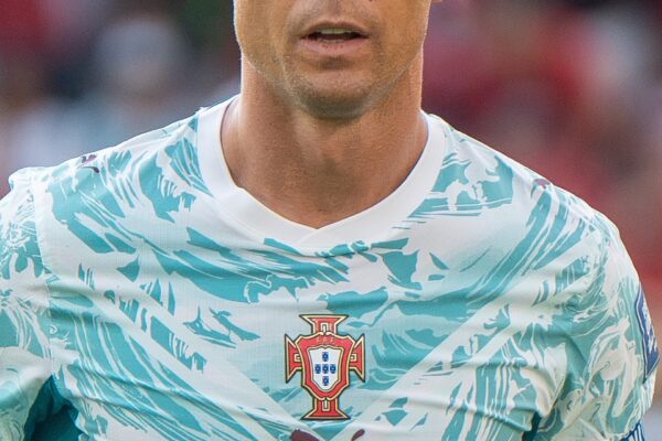 Cristiano Ronaldo muda visual e surge com cabelo loiro em treino do Al-Nassr