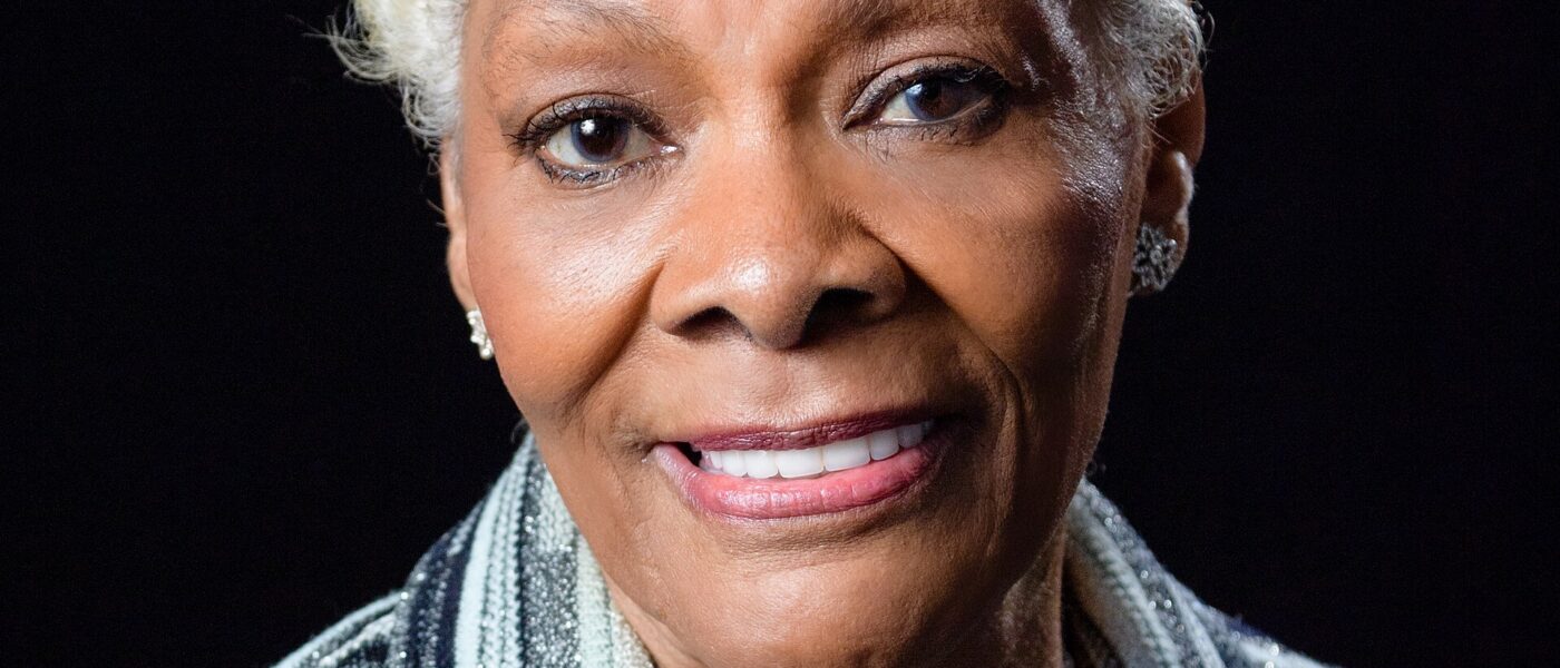 Aos 85 anos, Dionne Warwick volta ao Brasil e celebra ‘sociedade de admiração mútua’ com o país