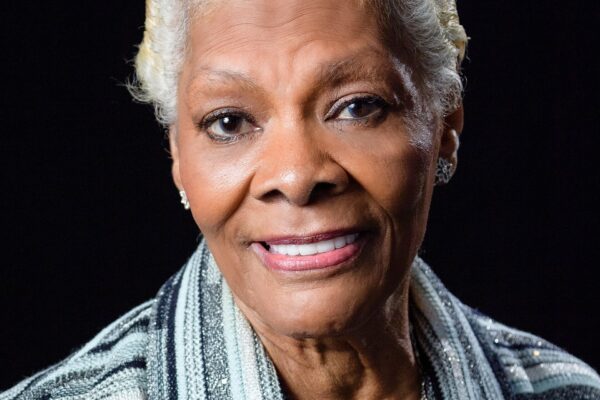 Aos 85 anos, Dionne Warwick volta ao Brasil e celebra 'sociedade de admiração mútua' com o país