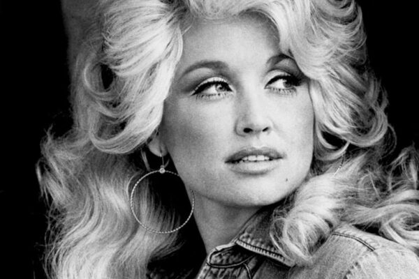 CNN erra feio e exibe foto de sósia durante cobertura da morte de Dolly Parton