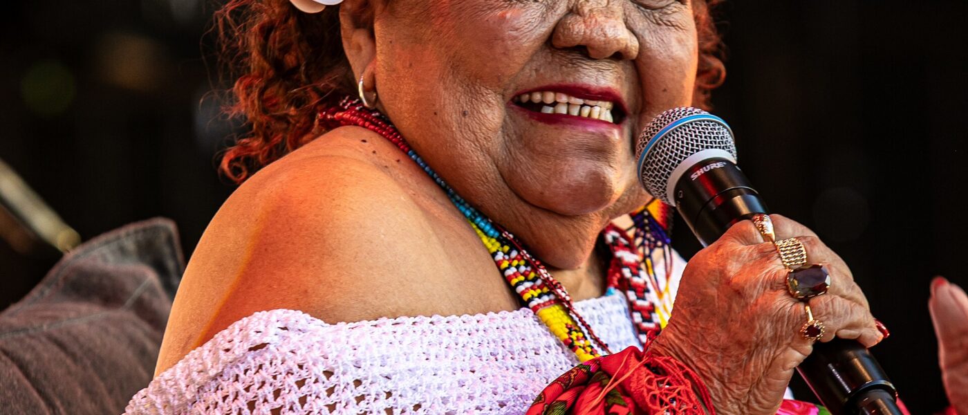 Dona Onete recebe alta após 10 dias internada e comemora volta para casa aos 87 anos