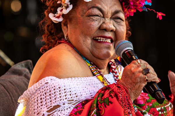 Dona Onete recebe alta após 10 dias internada e comemora volta para casa aos 87 anos