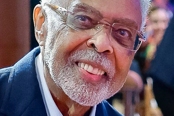 Gilberto Gil fica preso em elevador e é resgatado por bombeiros no Rio