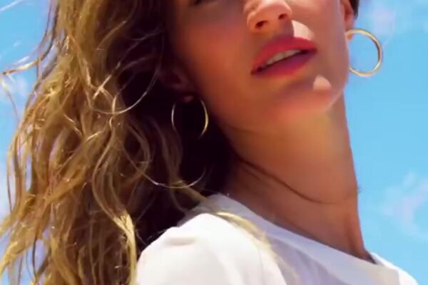 Gisele Bündchen compartilha momento raro com filho caçula River em iate