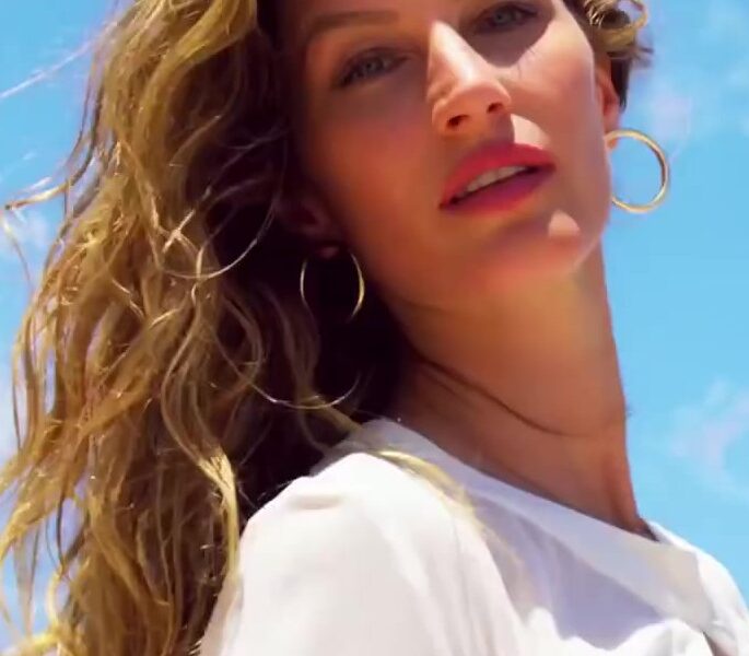 Gisele Bündchen compartilha momento raro com filho caçula River em iate