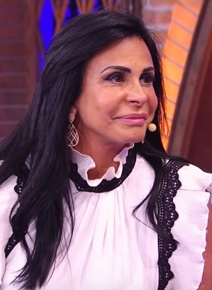 Gretchen raspa a cabeça ao vivo antes de transplante capilar contra alopecia severa
