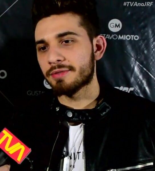 Gustavo Mioto recusa gravar áudio para fã após ler conversa ‘comprometedora’: ‘Repensar sua vida’
