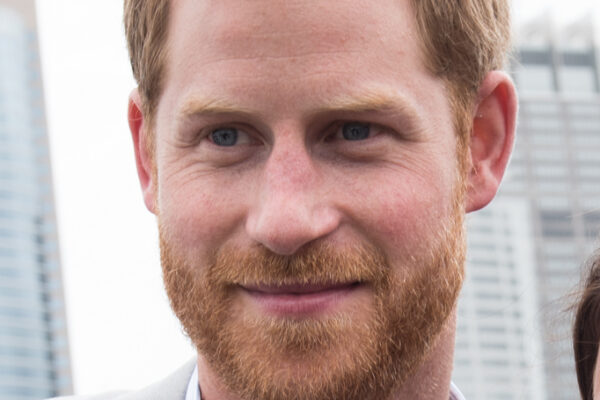 Harry revela rotina como 'pai em tempo integral': entre escola dos filhos e reuniões presenciais no Reino Unido