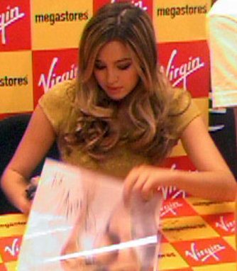 Keeley Hazell expõe romance secreto de 4 anos com Luke Grimes em espetáculo na Escócia