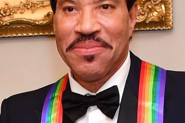 Lionel Richie é internado em UTI após mal-estar durante show nos EUA