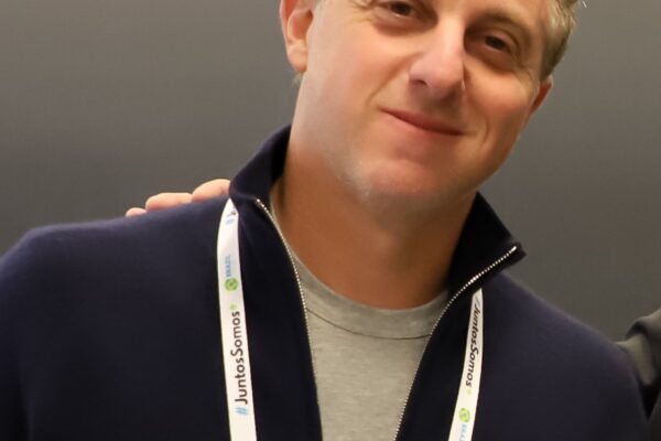 Luciano Huck descarta aposentadoria e confessa o que o mantém ligado à TV
