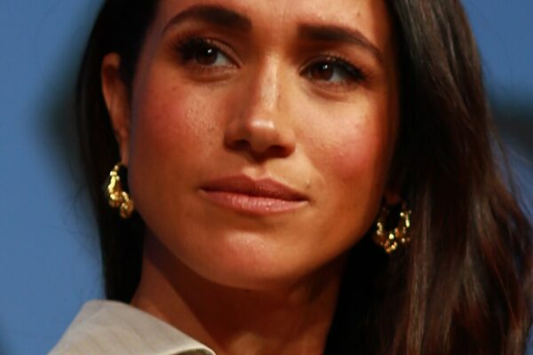 Meghan Markle retorna ao Reino Unido e marca volta com lançamento da marca As Ever