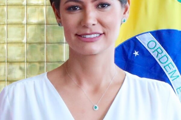 Michelle Bolsonaro recebe alta após procedimento para tratar cefaleia em Brasília