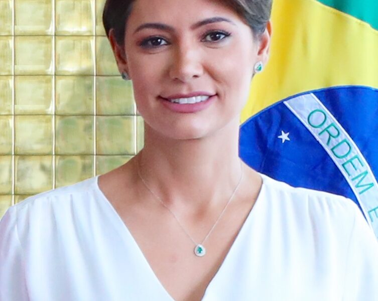 Michelle Bolsonaro recebe alta após procedimento para tratar cefaleia em Brasília