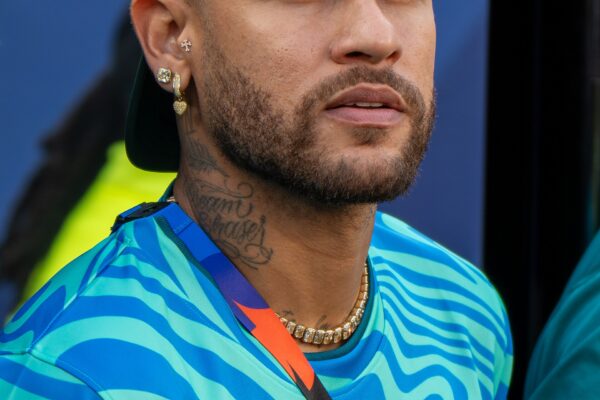 Neymar abre leilão beneficente com fim de semana VIP e partida gamer: veja o que o craque está vendendo