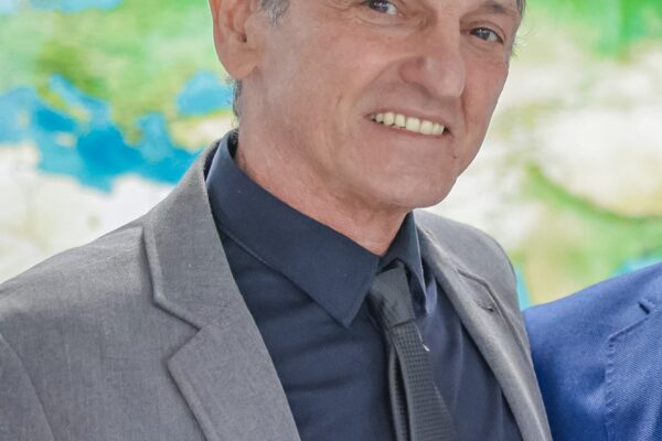 Paulo Miklos internado com pneumonia aos 67 anos e cancela show em Minas Gerais