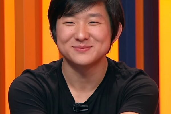 Pyong Lee se casa com influenciadora em meio à neve no Chile; noiva faz votos em coreano