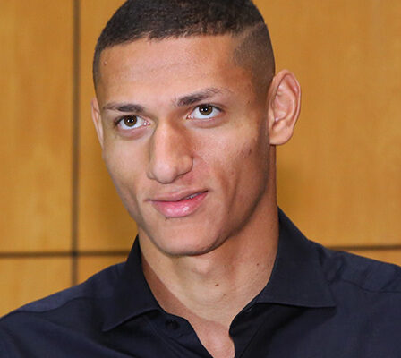 Richarlison pede Amanda Araújo em casamento em Londres com decoração romântica