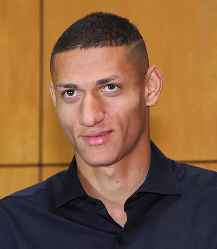 Richarlison pede Amanda Araújo em casamento em Londres com decoração romântica