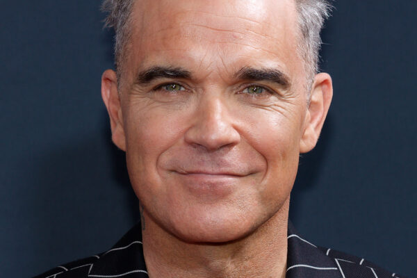 Robbie Williams descobre autismo aos 52 anos: como o diagnóstico tardio permaneceu despercebido