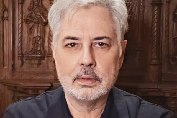 Roberto de Carvalho assume relacionamento com ex-namorada e surpreende fãs