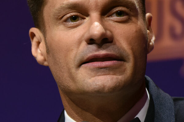 Ryan Seacrest aposta em luxo extremo: jatinho particular e iate só para dois no Mar Jônico