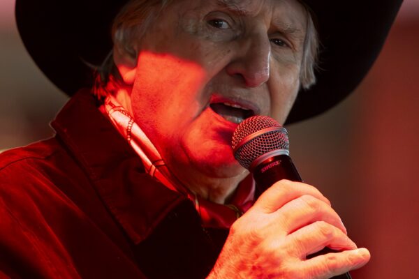 Aos 86 anos, Sérgio Reis abre as portas de sua mansão em SP: conheça a adega, sala de troféus e churrasqueira 'xodó'