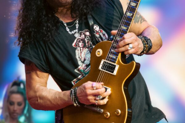 Slash revela que briga de décadas com Axl Rose não era pessoal: 'problemas superficiais e bobos'