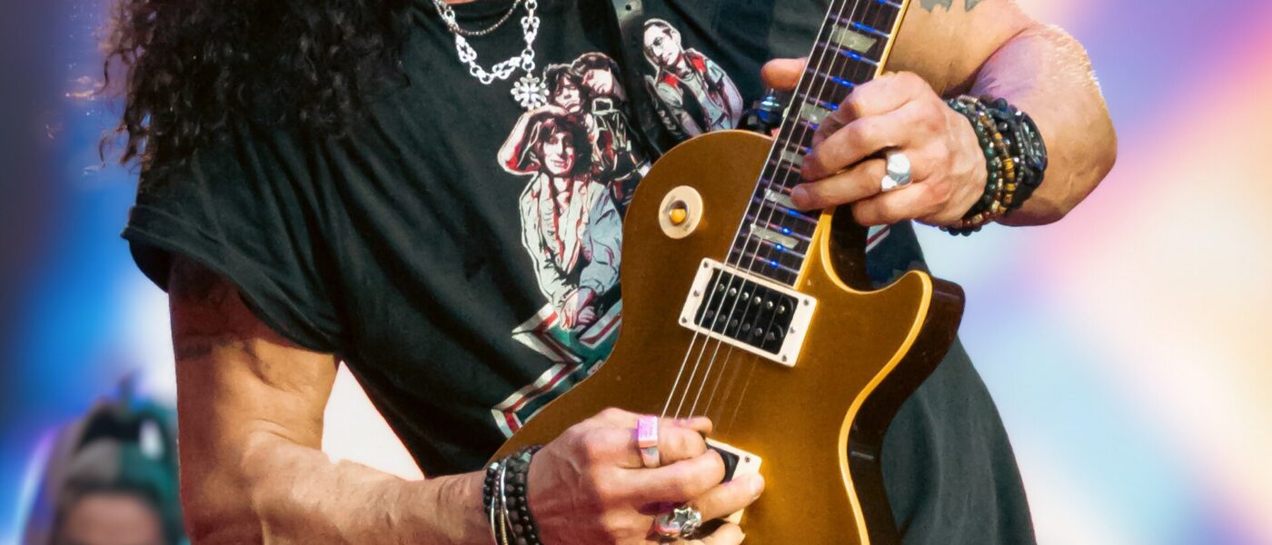 Slash revela o reencontro ‘do nada’ com Axl Rose: como a lenda do Guns N’ Roses conseguiu reunir a banda 20 anos depois da briga histórica